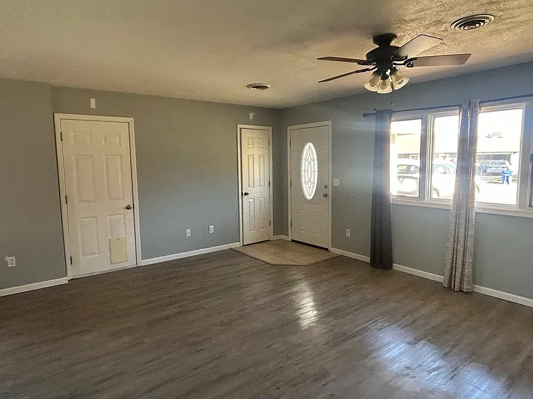 1320 Parkside Dr — Photo 10