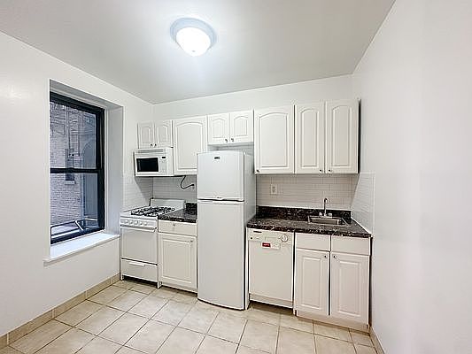 4th image of 310 W 14th St APT B