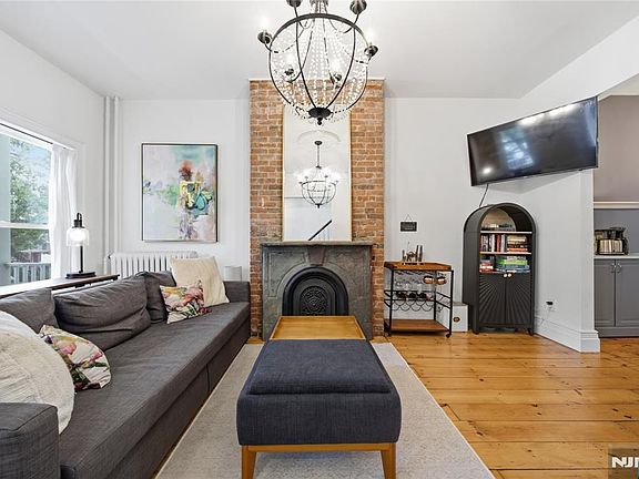 3rd image of 22 Laidlaw Ave