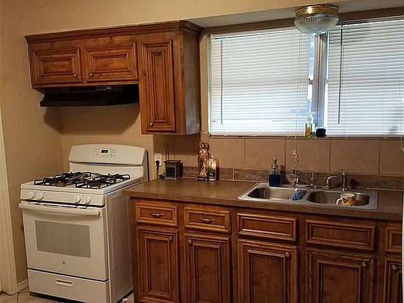 4th image of 919 Stratford Ave