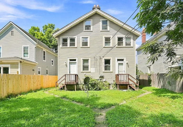 132 S Highland Ave — Photo 2
