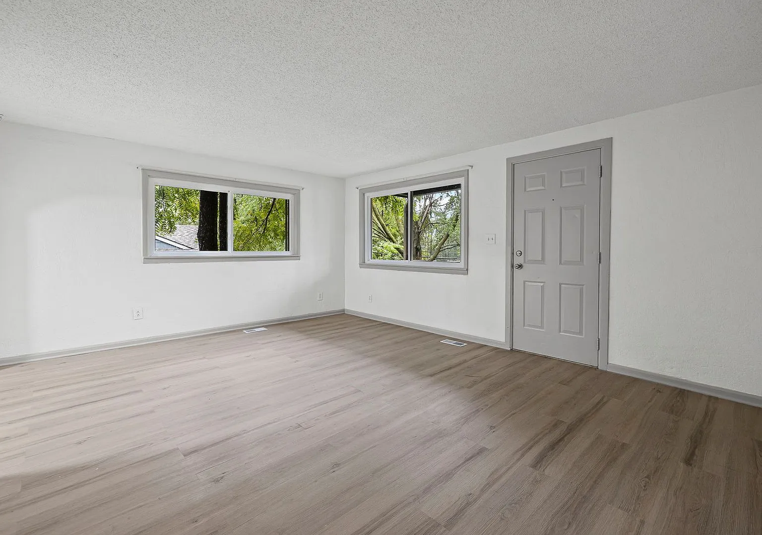 Beautiful 3 Bedroom Home — Photo 4
