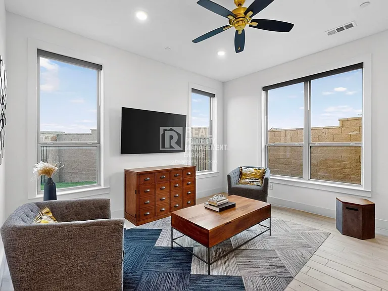 1077 Maverick Dr — Photo 15