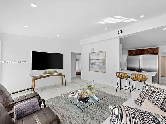 4th image of 12560 Alamanda Dr