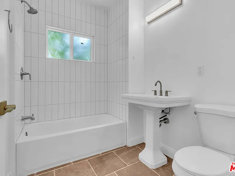 261 W 43rd Pl — Photo 11