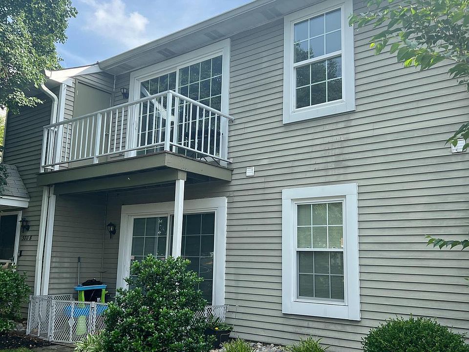 1st image of 380B Delancey Pl #B