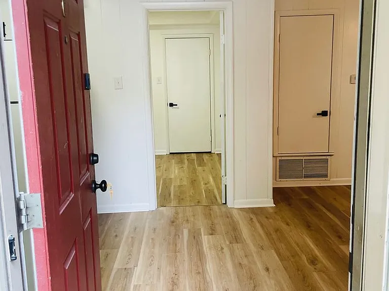 500 W Cross St — Photo 2