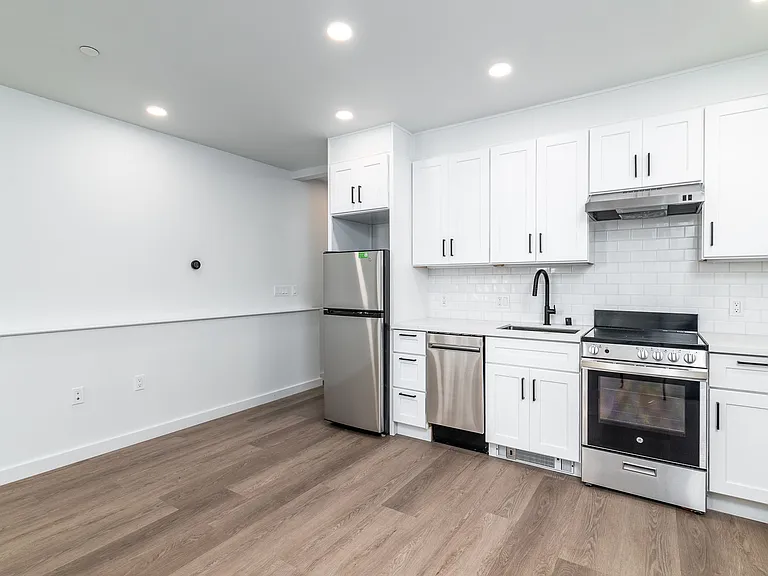 181 Bartlett — Photo 6