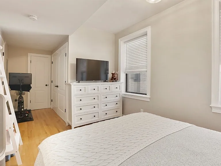 454 Hanover St #4 — Photo 12