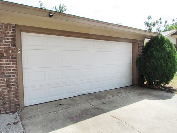 3rd image of 406 Douglas Dr