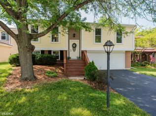 700 Middleton Dr, Roselle, IL 60172