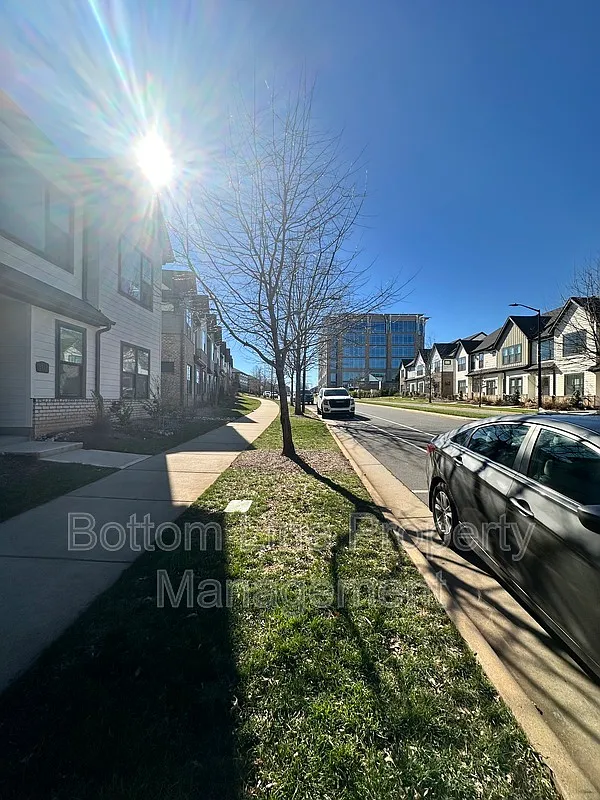 3 bed, 2.5 bath, 1593 sqft, $2,995 — Photo 2