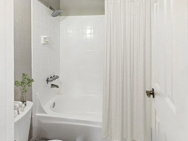 Tanque Verde Apartments — Photo 14