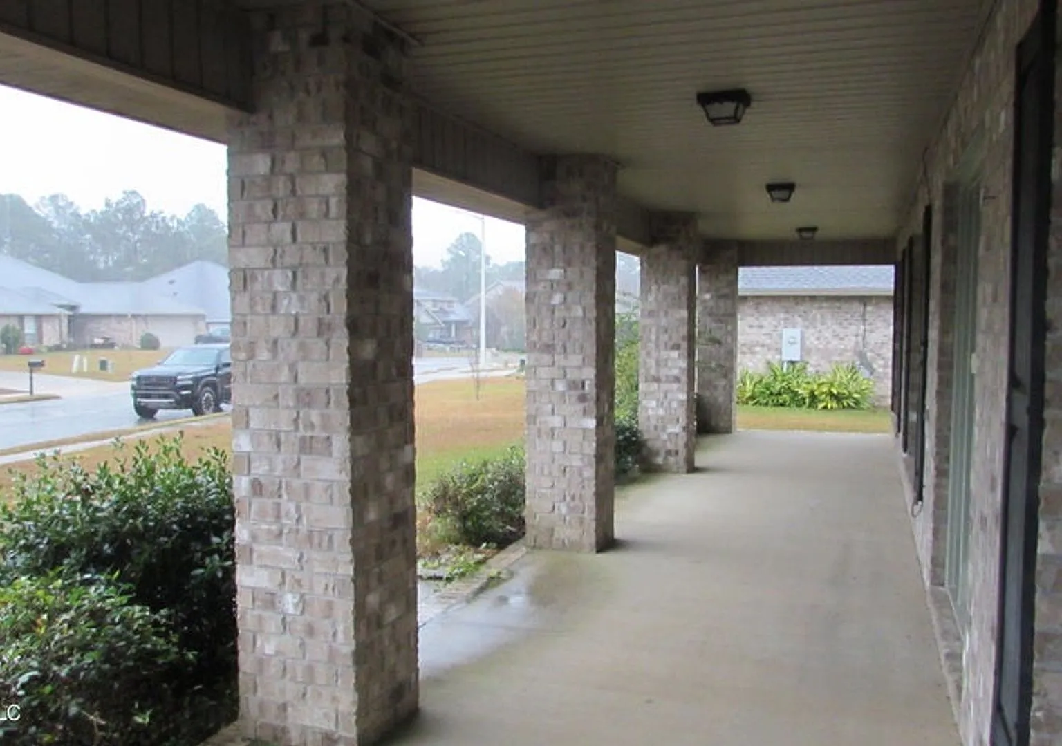 Over 3000sf - 4 Bedroom Home — Photo 2