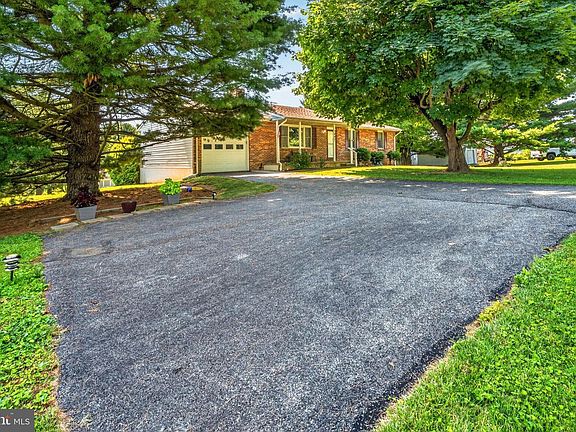 3rd image of 1497 Algonquin Ct