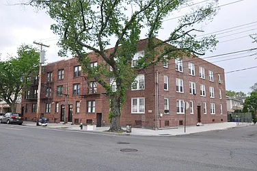 450 City Island Avenue in City Island