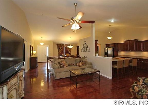Open Floorplan Vaulted ceiling