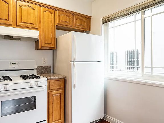 5th image of 823 S Serrano Ave APT 1