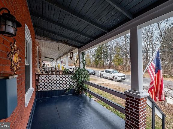 3rd image of 220 Railroad Ave