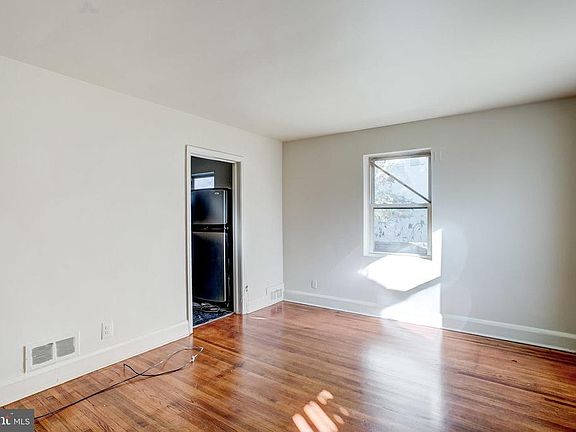 4th image of 2100 Woodbourne Ave