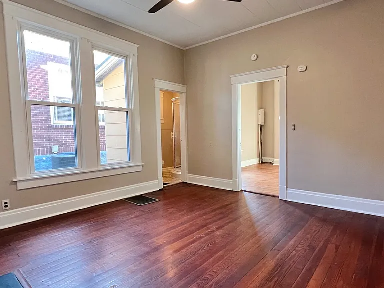 207 N Oak St #B — Photo 8