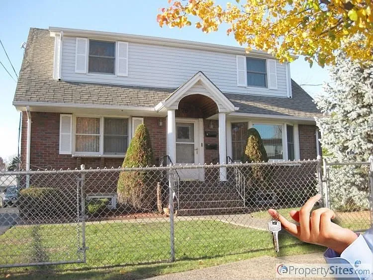76 Marconi St photo 1