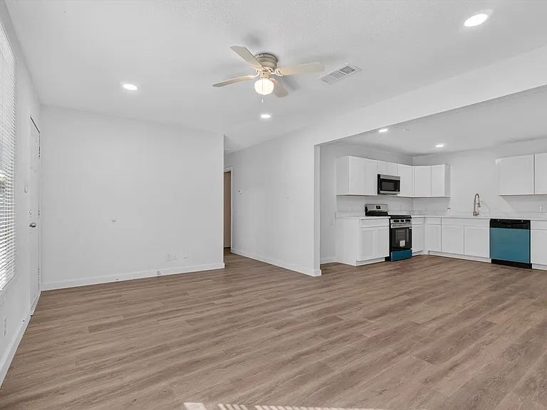 541 NW King St — Photo 9