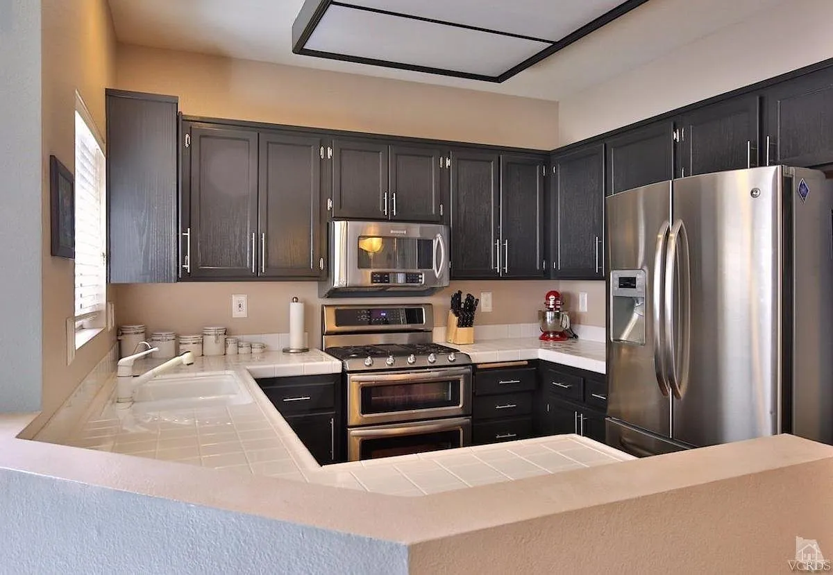 2 Bedroom, 2 Bath Penthouse with Garage & Community Pool — Photo 4
