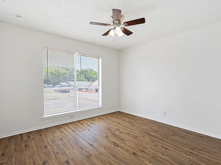 2637 W Randol Mill Rd — Photo 10