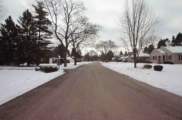 2nd image of 1216 Colonial Dr E