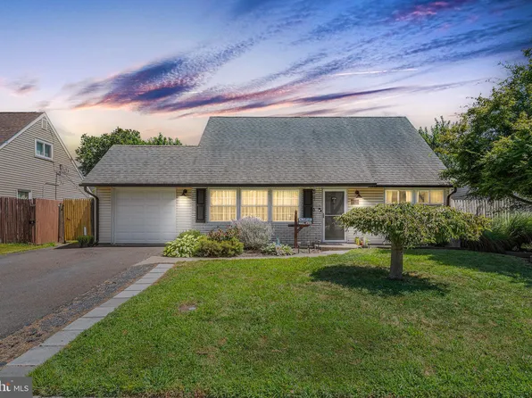 16 Iris Rd, Levittown, PA 19057