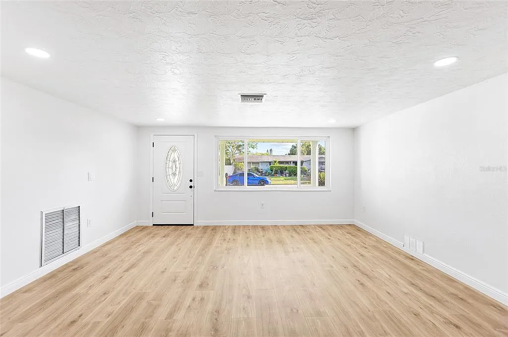 3 bed, 2.0 bath, 1344 sqft, $1,950 — Photo 3