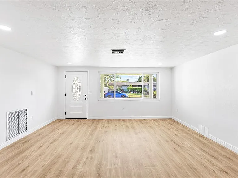 6239 7th Ave — Photo 3