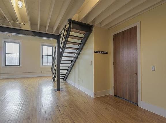 5th image of 918 E 5th St APT 5