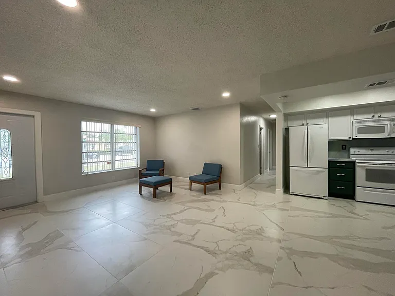 5630 Hollywood Blvd — Photo 22