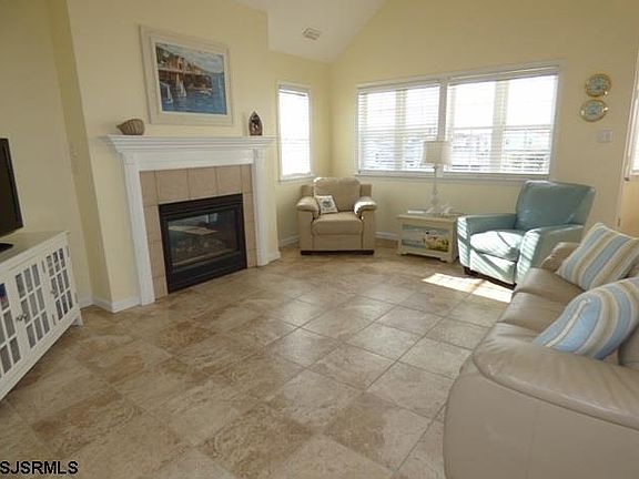 4th image of 1255 West Ave #2