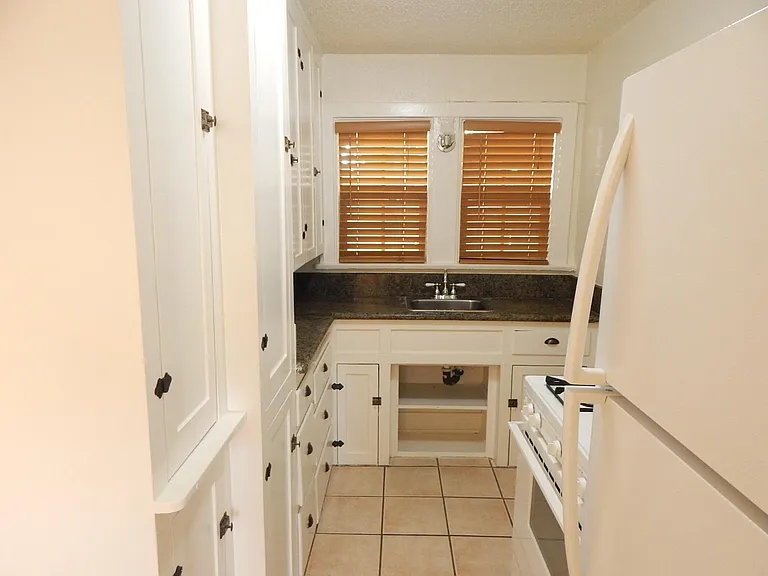 809 E Tujunga Ave — Photo 13