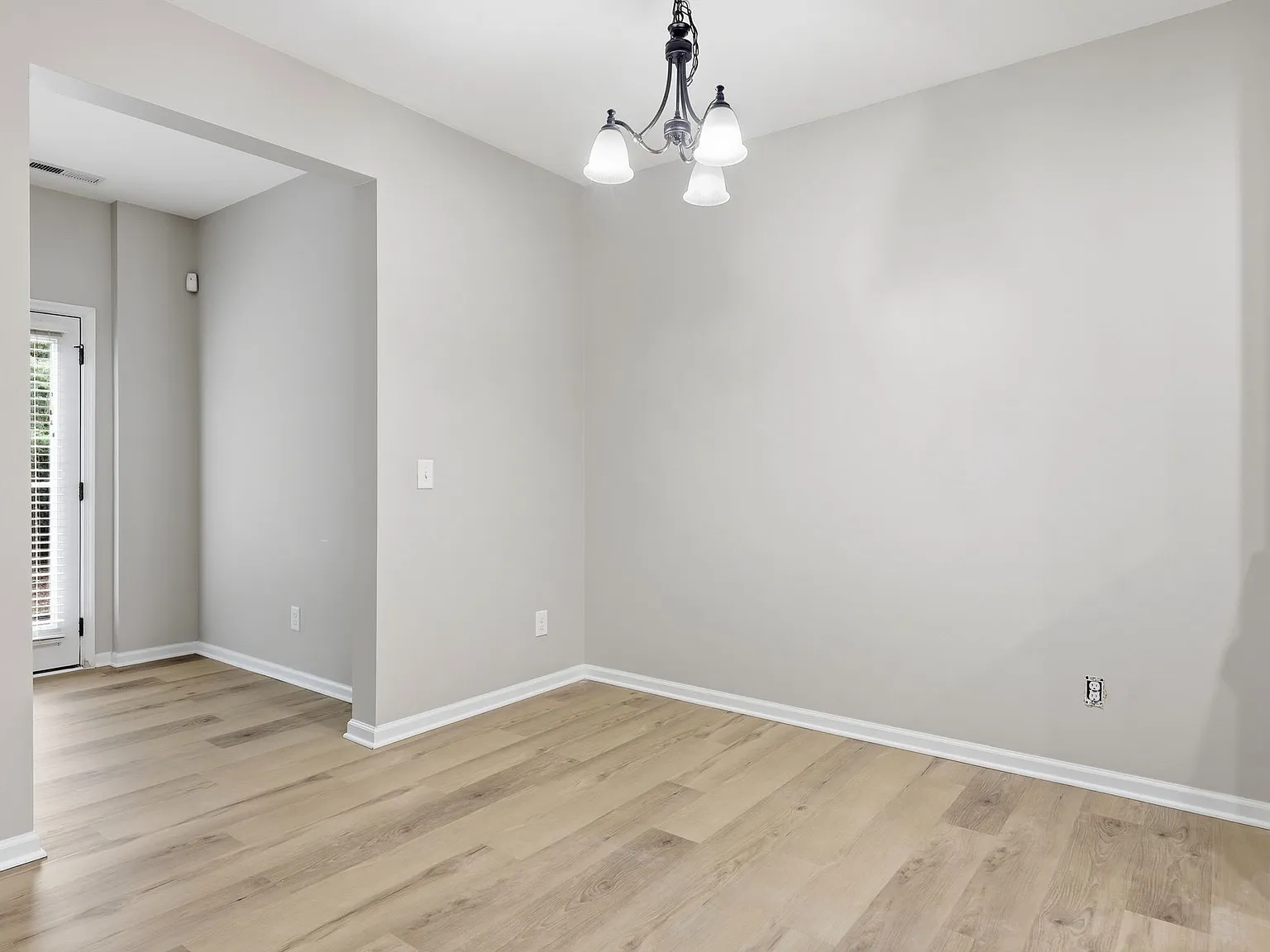 3 bed, 2.5 bath, 1750 sqft, $1,949 — Photo 1