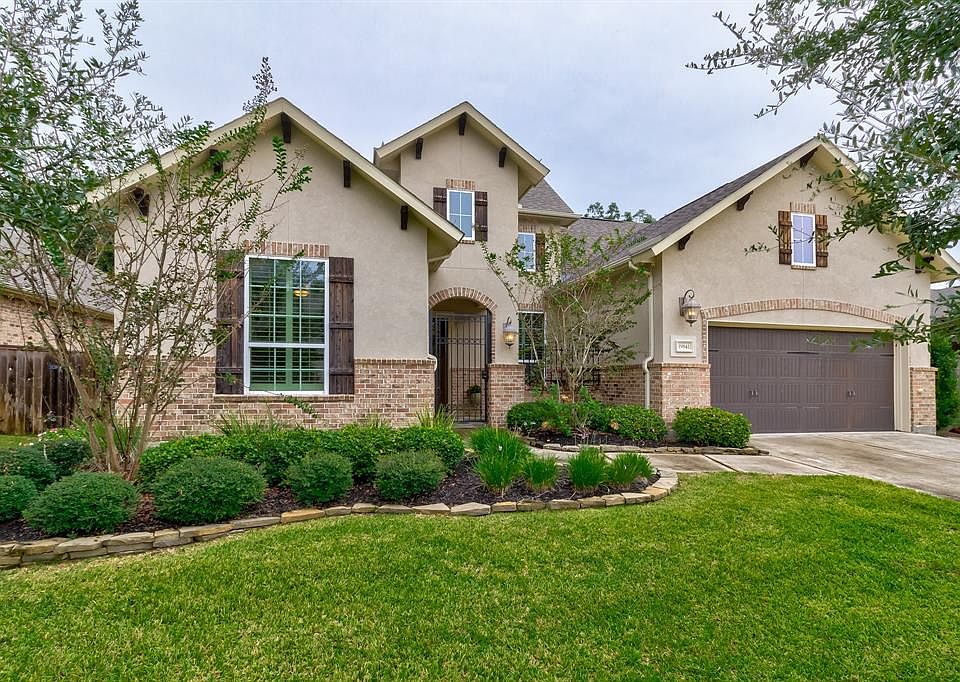 Luxurious Trendmaker Home! This home provides an Elegant Elevation with attractive Stucco and Brick.