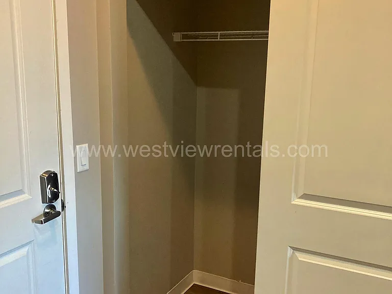 203 E Laurel St — Photo 94