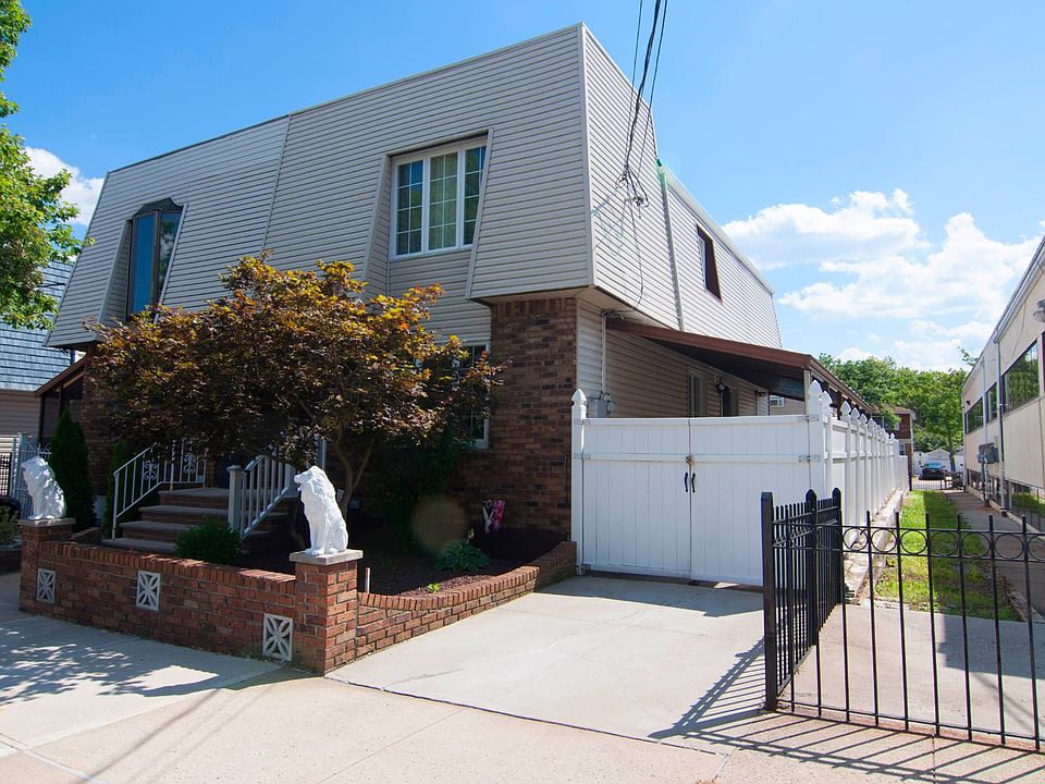 1st image of 90 Thornycroft Ave