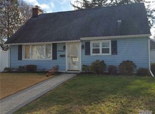 14 E Gate Ln, Copiague, NY 11726