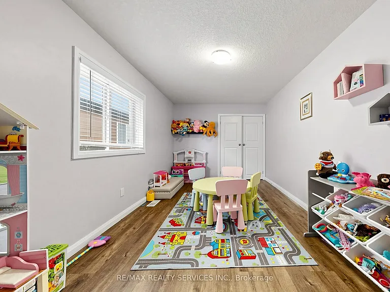 291 Hardcastle Dr — Photo 35
