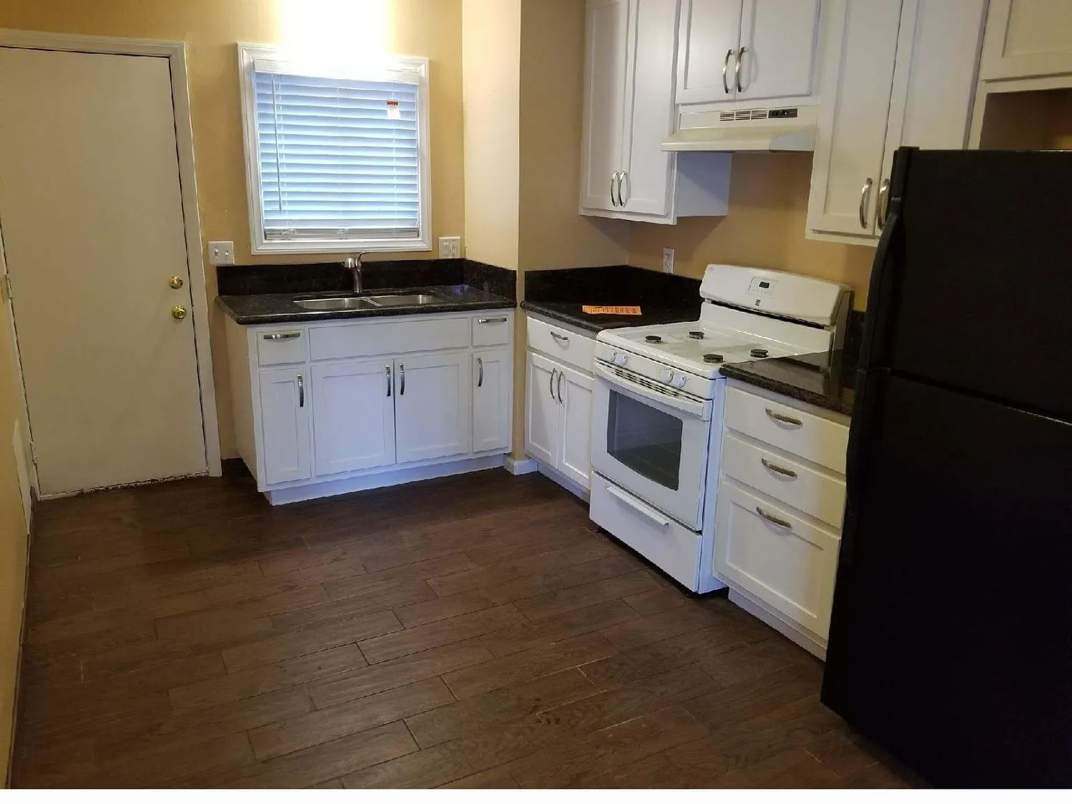 2 bed, 700 sqft, $1,850 — Photo 2