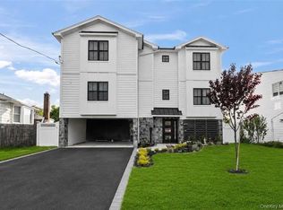 3 Pleasant View Dr, Bayville, NY 11709