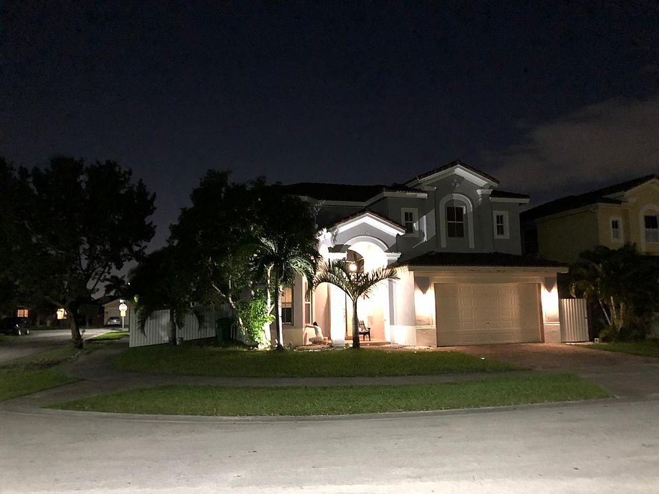 Fachada principal de la casa en donde esta ubicado el apartaestudio (vista nocturna)