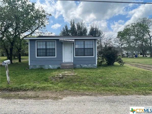 808 Clark St, Yoakum, TX 77995