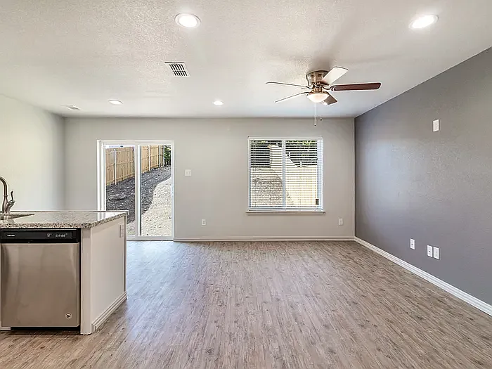 3 bed, 2.5 bath, 1180 sqft, $1,675 — Photo 4