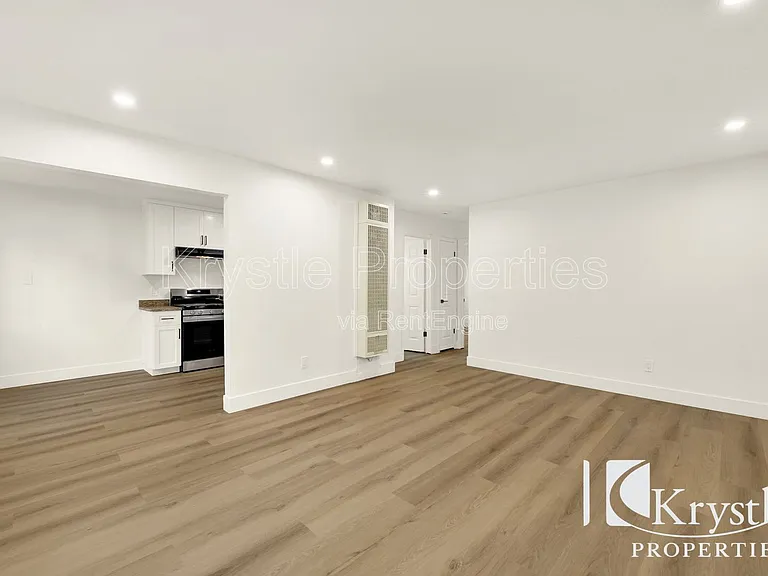 451 E L St — Photo 3