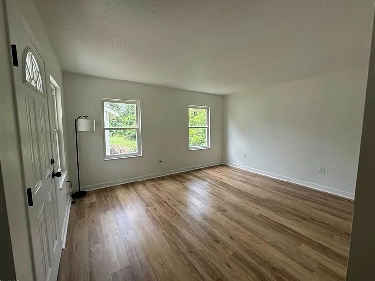 904 Elizabeth St — Photo 6